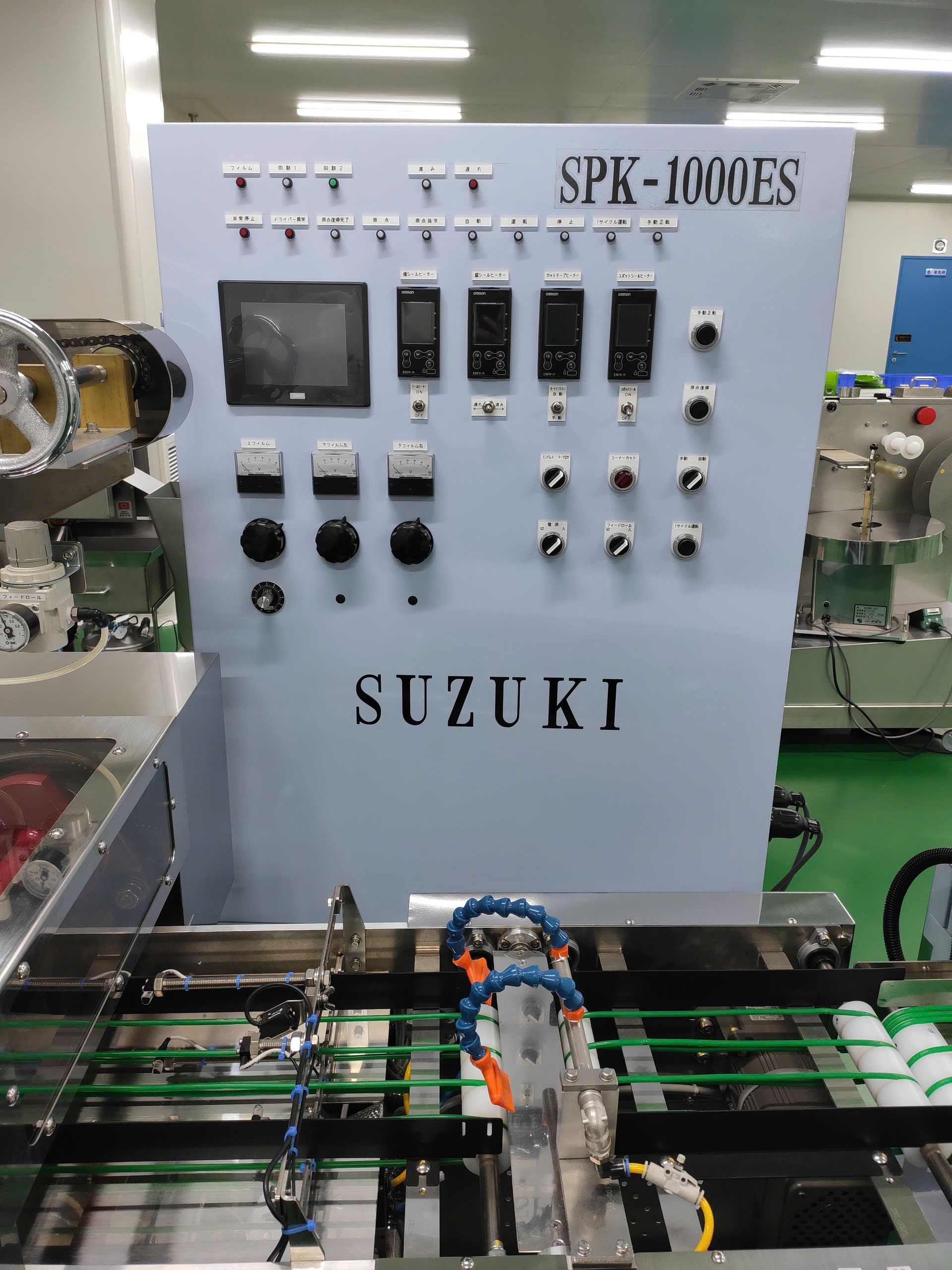 Bảng điều khiển máy đóng gói SUZUKI SPK-1000ES trong dây chuyền sản xuất rong biển
