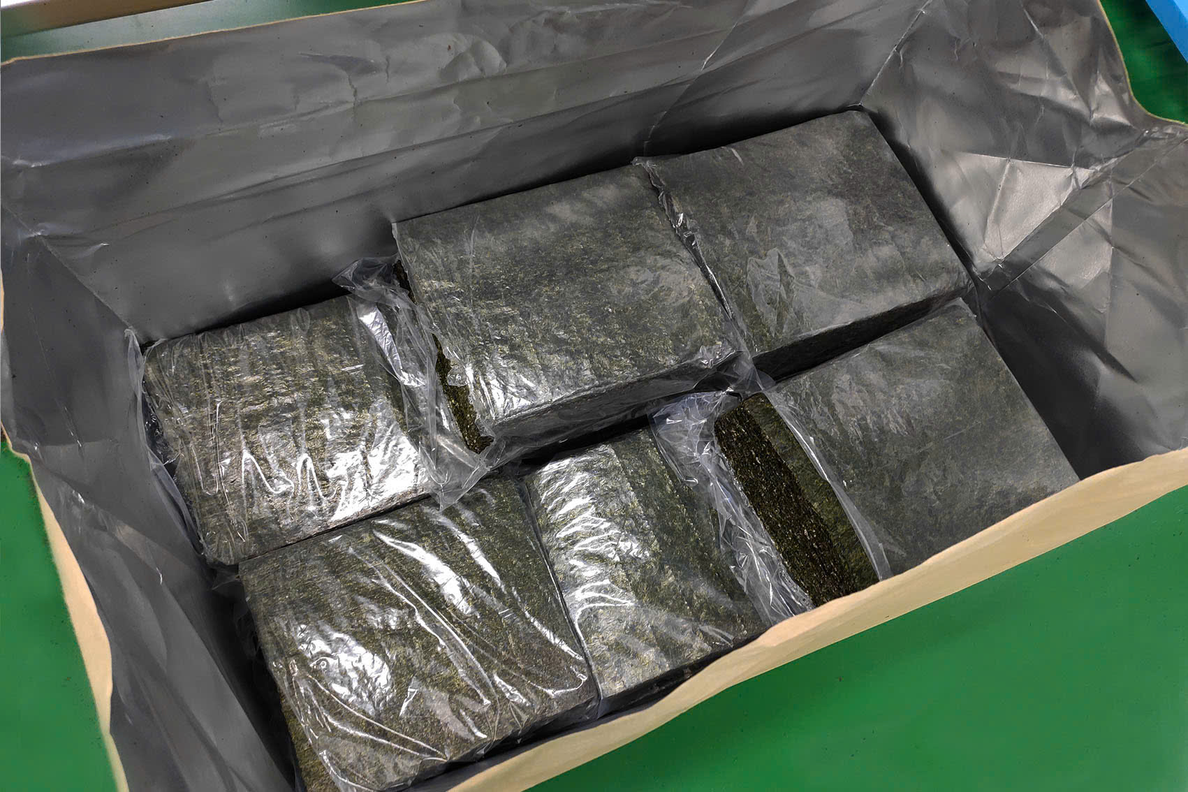 Thành phẩm nori đóng thùng carton lót màng bảo vệ chờ giao sỉ